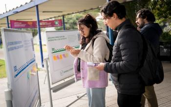 Personas escribiendo sus ideas para el PEI