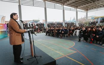 Prorrector frente a estudiantes de Maipú