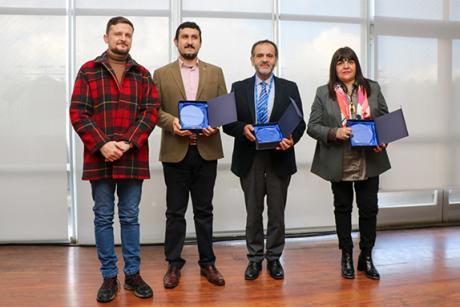 Sebastián Donoso recibe premio